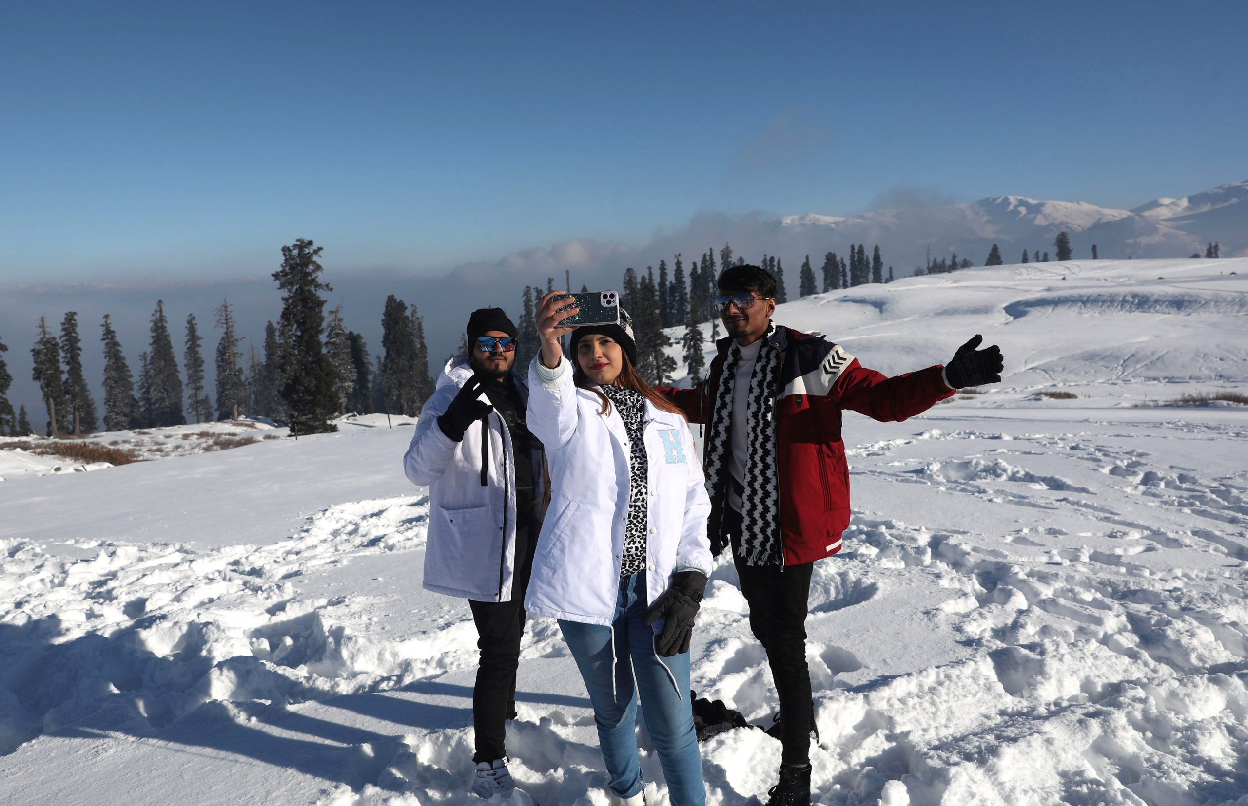 Mercury plunges to season’s lowest in Gulmarg, Pahalgam