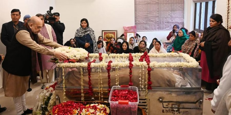 Rahul Gandhi, Amit Shah among others pay last respects to Sharad Yadav at his residence