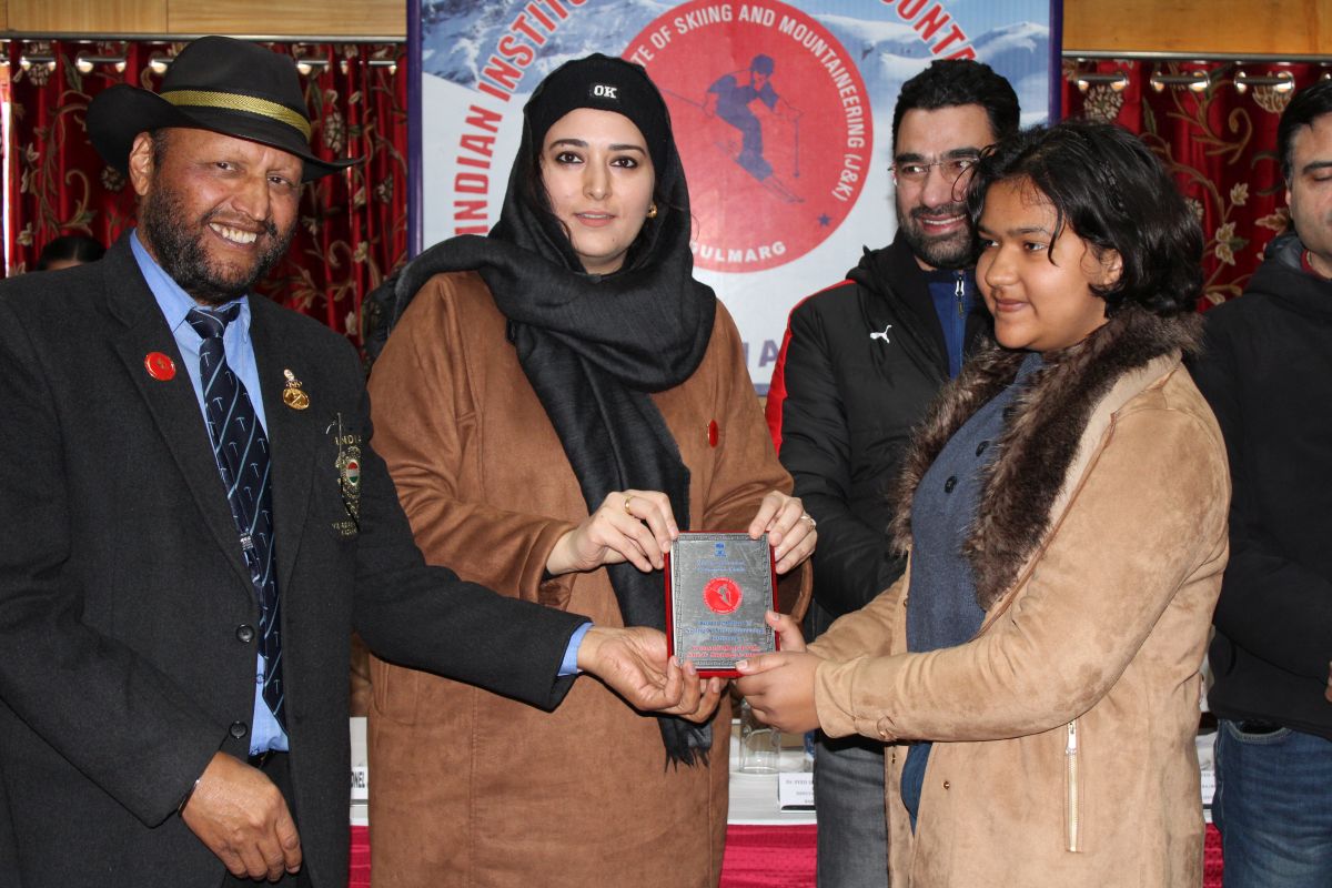 DC Baramulla, CEO ERA facilitate participants of 2nd ski course at IISM Gulmarg