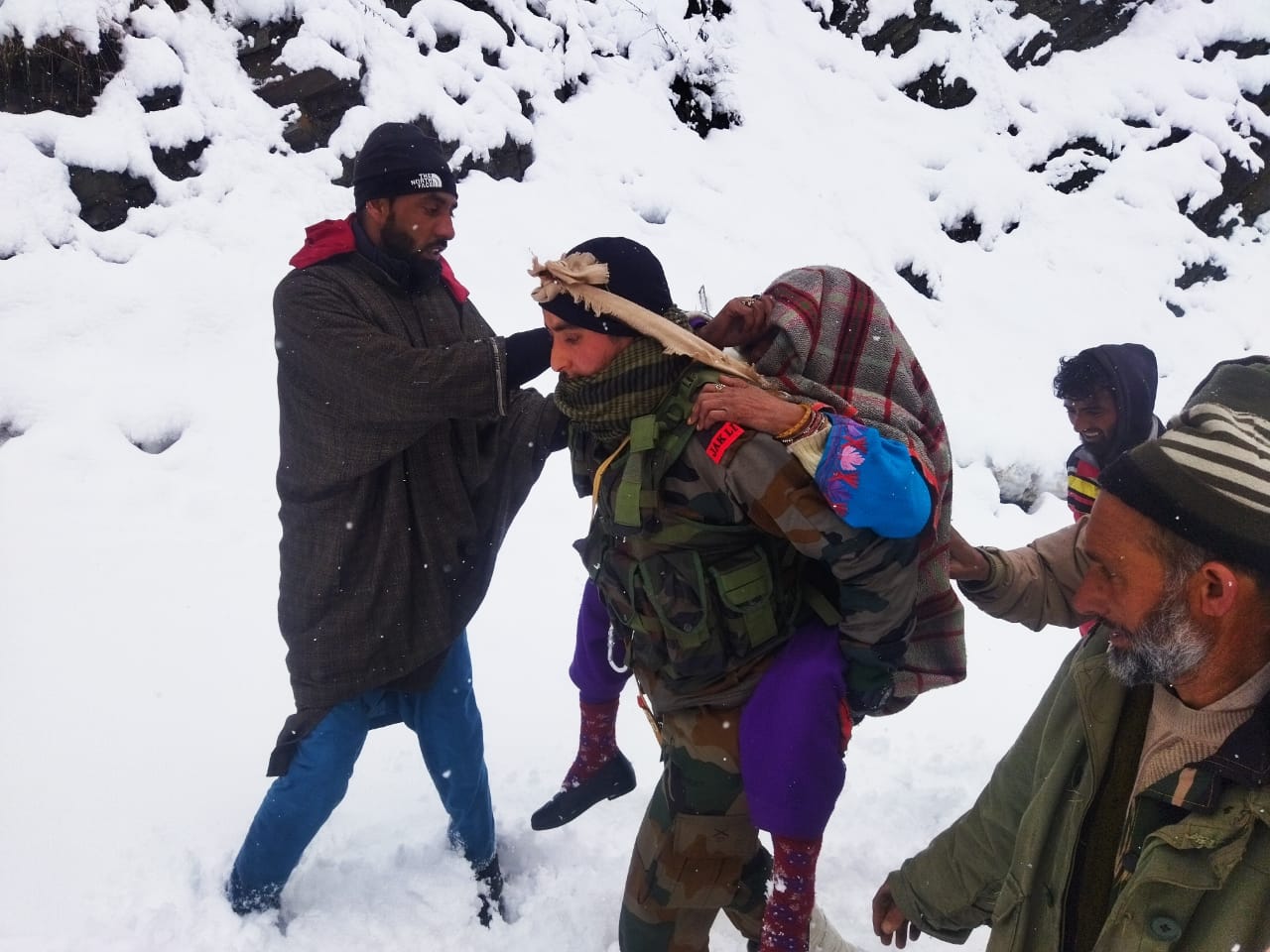 Chinar Corps evacuates ailing elderly lady in Boniyar