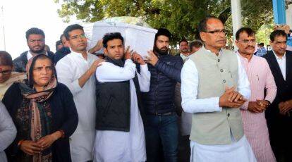 Ex-Union minister Sharad Yadav cremated in MP village