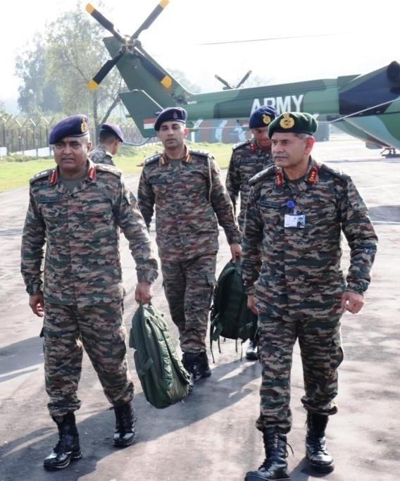 Army chief visits northern Army headquarters to review security situation