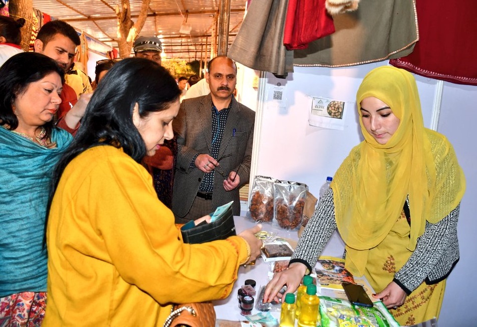 Comm Secy RDD visits SARAS Ajeevika Fair; interacts with SHG women