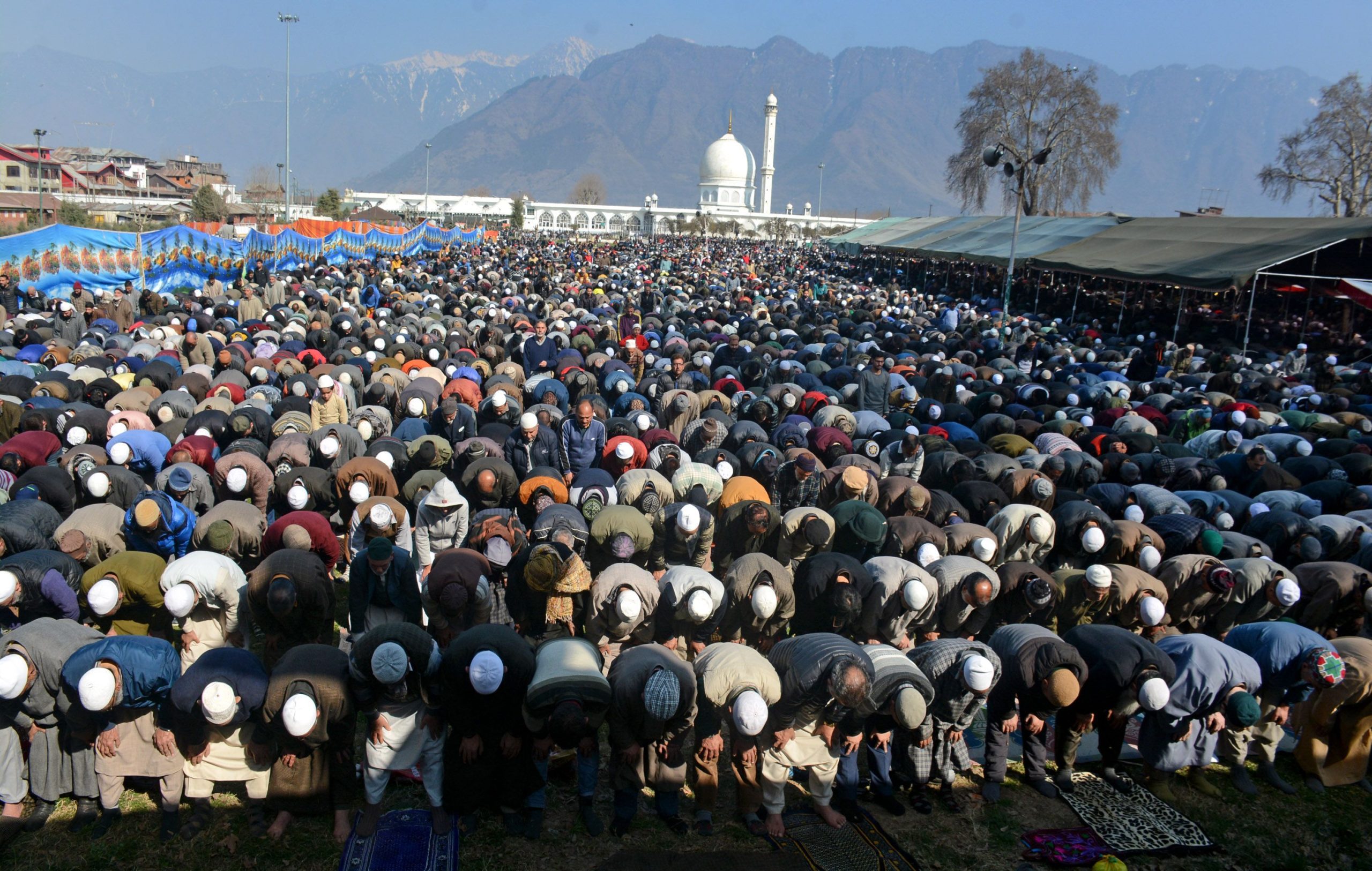 Nearly 150K devotees throng Dargah Hazratbal on Friday following Shab-e-Meraj