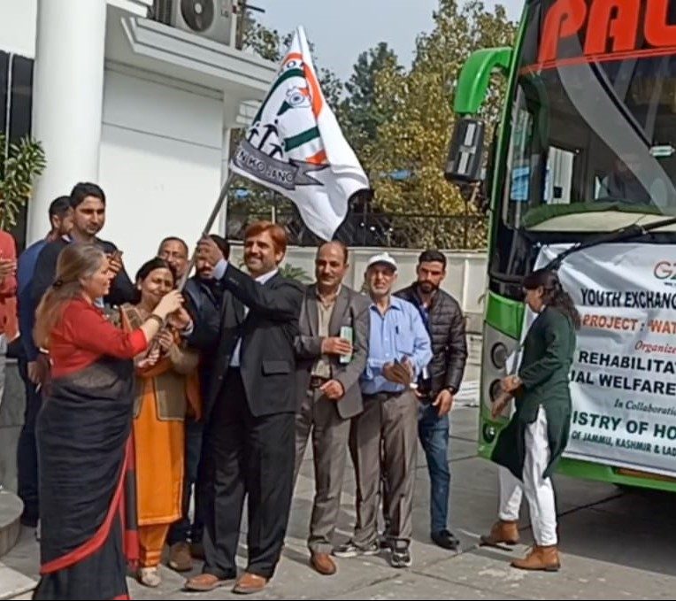 Sheetal Nanda flags off 250 students on ‘Watan Ko Jano’ tour