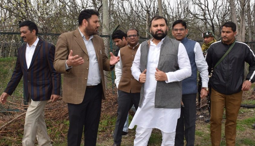 Chairman KVIC distributes 1200 bee boxes among 120 farmers