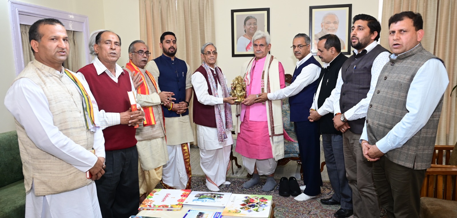 Delegation of J-K Shree Kashi Vidvat Parishad Jammu meets LG