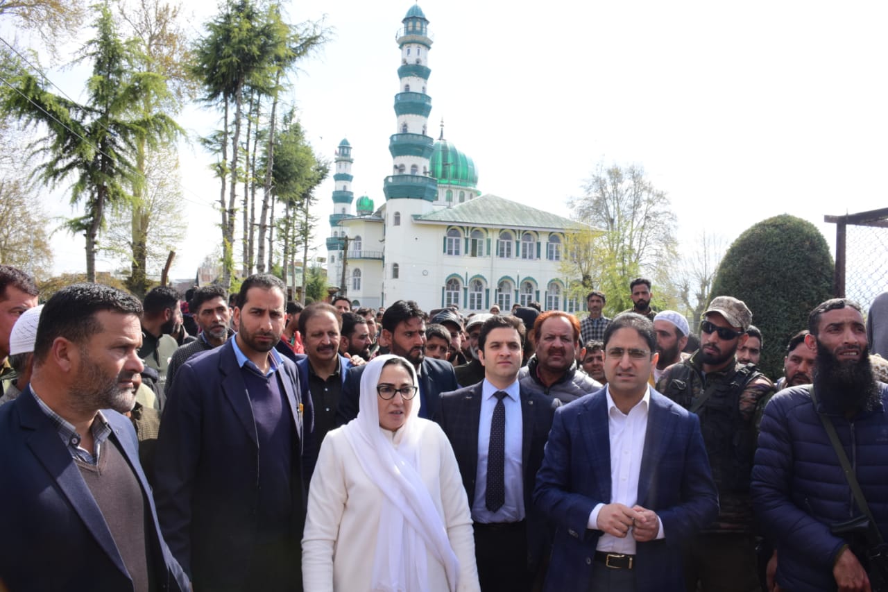 Mayor, Chairperson Waqf Board review Ramadan arrangements in Shrines of Srinagar