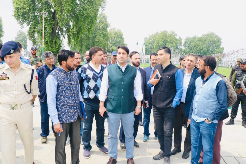 DC Sgr finalizes arrangements for Shab-e-Qadr, Eid-ul-Fitr at Dargah Hazratbal