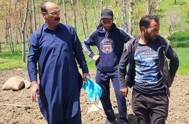 Director Agri takes stock of agriculture activities, potato cultivation in Budgam
