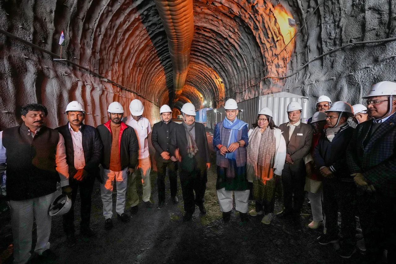 Gadkari reviews work of Zojila tunnel, terms project historic