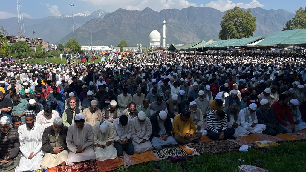 Jummat-ul-Vida observed with religious fervor across Kashmir