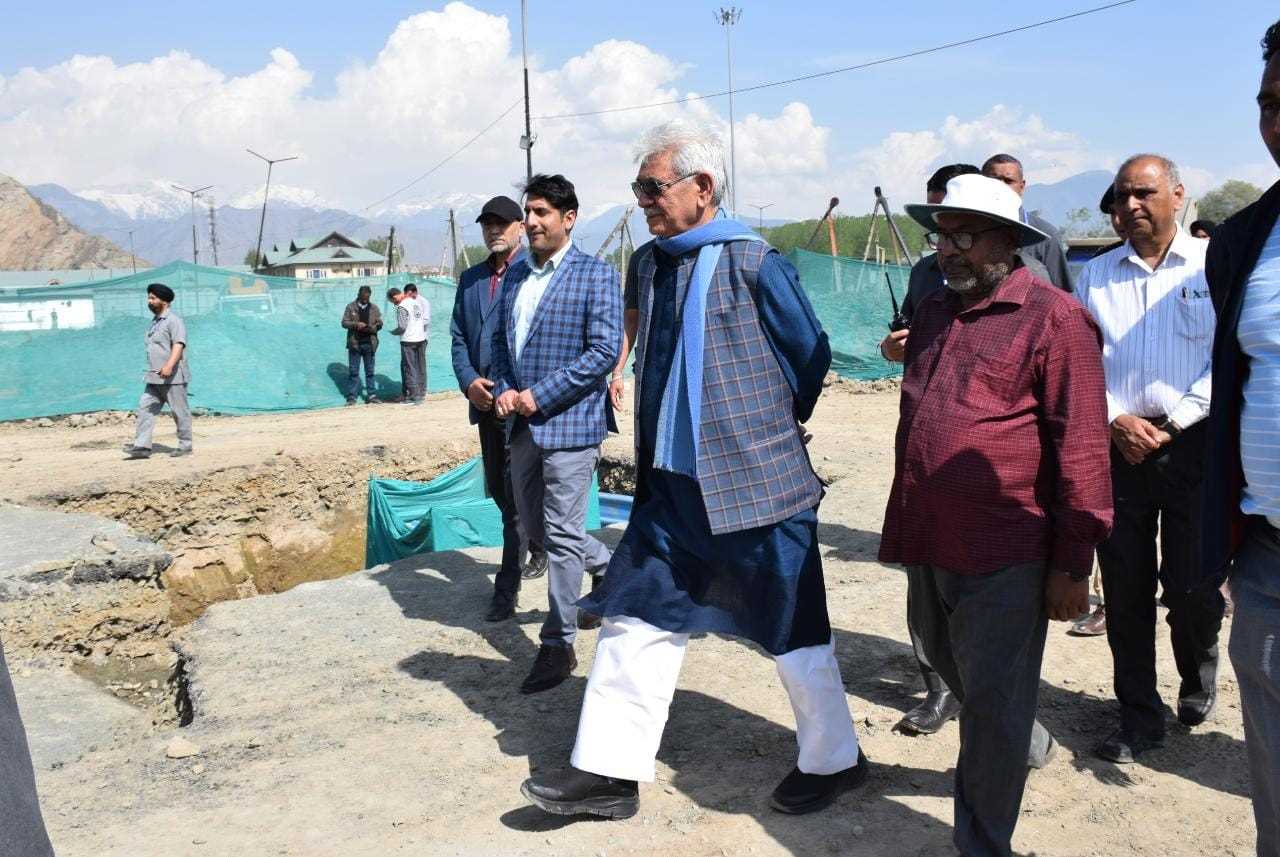 LG Sinha inspects progress of SASB’s Yatri Niwas at Pantha Chowk