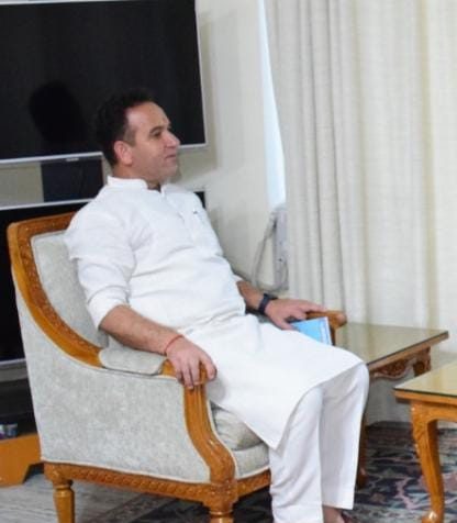Former Minister, former President JKHCBA Jammu call on LG