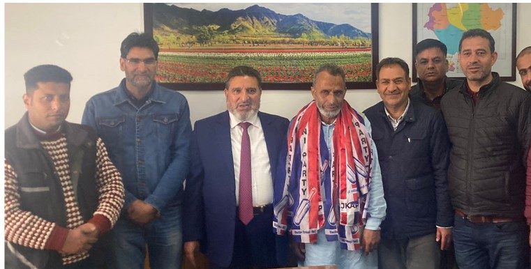 Srinagar residents suffer infrastructure deficit, official inefficiency: Altaf Bukhari 