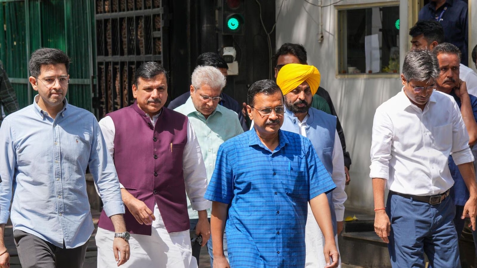 Kejriwal questioned at CBI headquarters; AAP leaders protest