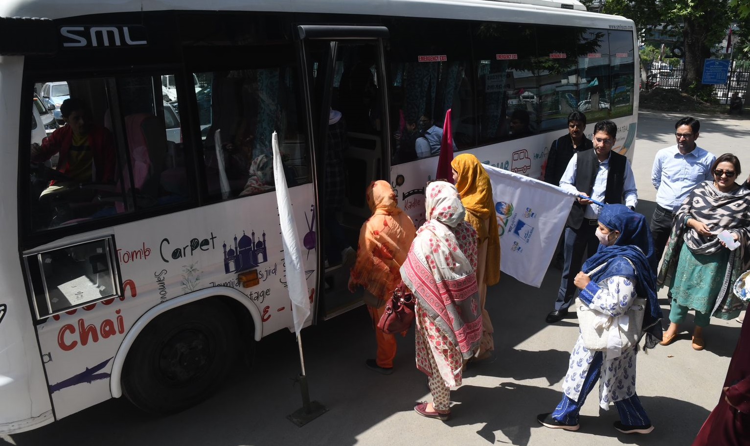 In the run-up to G-20 meeting, Director Tourism flags off all women Srinagar city tour