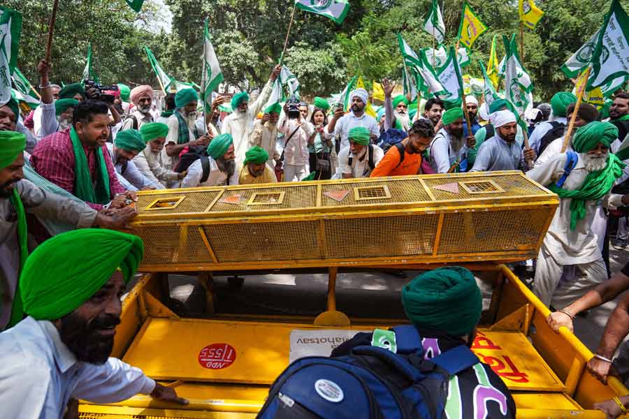 Farmers break through barricades to join wrestlers’ protest in Delhi; police say no untoward incident