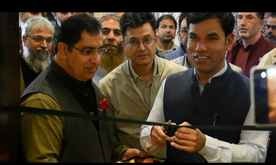 Div Com inaugurates painting exhibition at Govt Arts Emporium