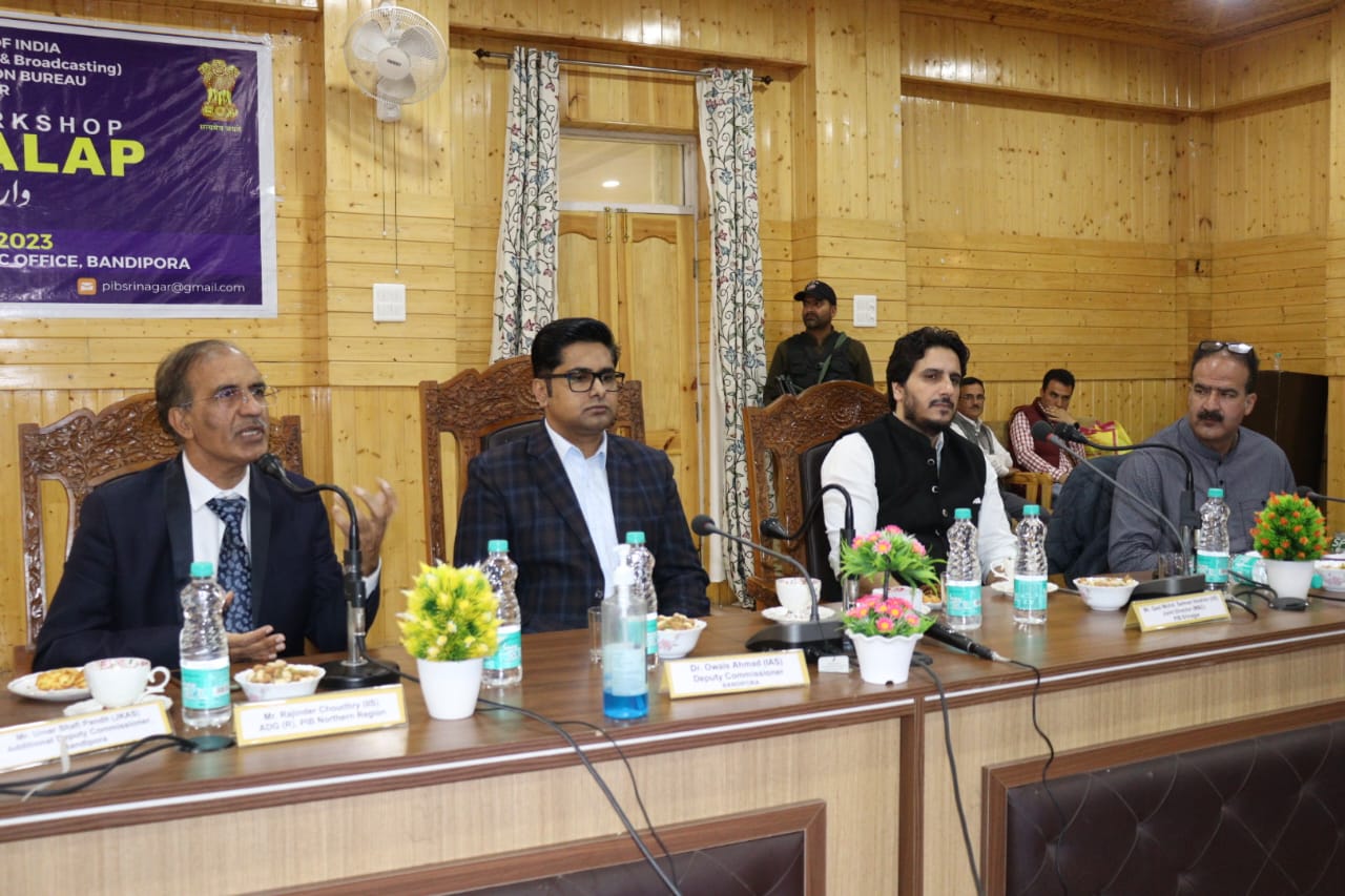PIB Srinagar organizes media workshop ‘Vartalap’ at Bandipora