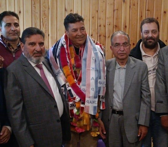 Politician, President MC Uri join Apni Party