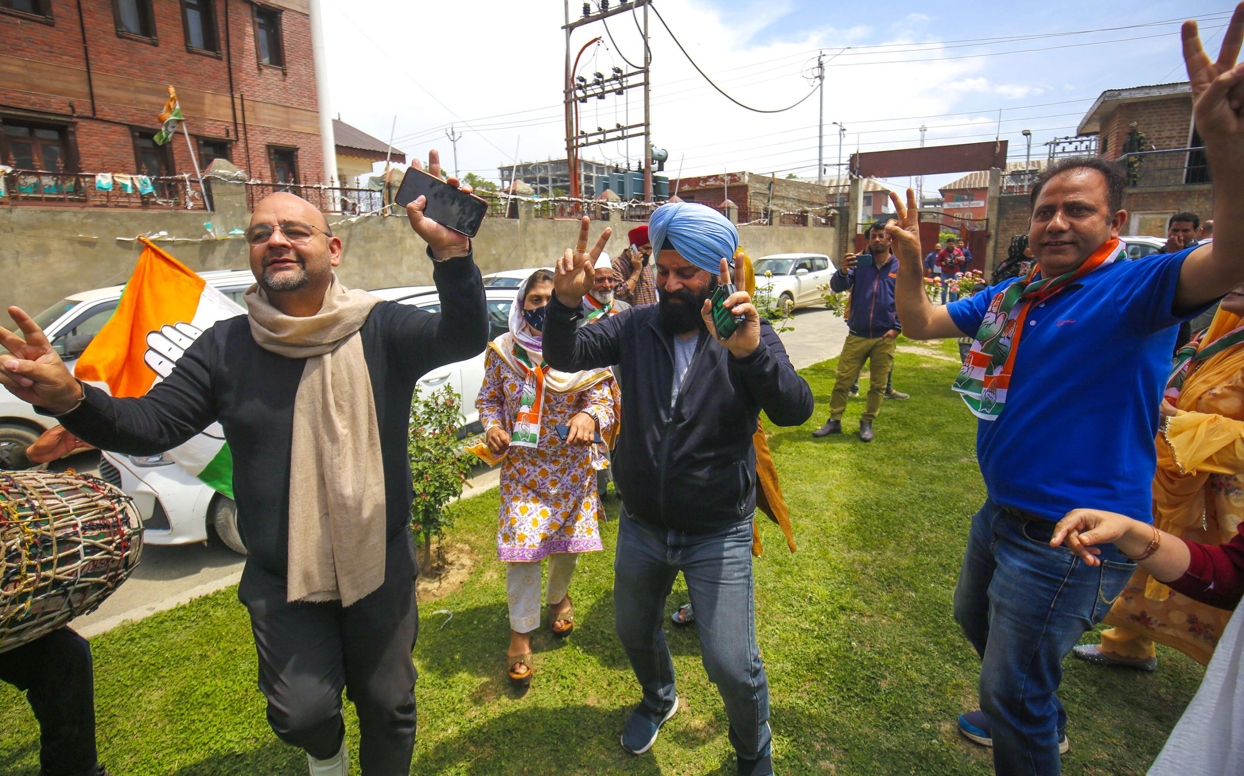 JK Cong celebrates party’s victory in Karnataka Assembly polls