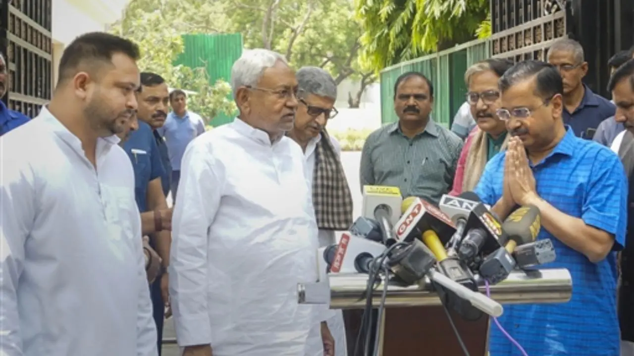 Nitish Kumar meets Kejriwal in Delhi, assures support to AAP govt amid tussle with Centre