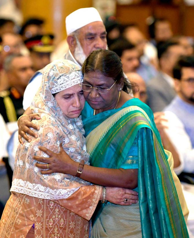 President presents Shaurya Chakra to rifleman Aurangzeb, Constable Mudasir posthumously