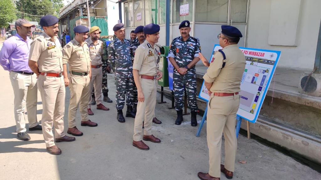 ADGP Kashmir visits Base Camp Nunwan, Trasit Yatra camps Walnut factory Qazigund, FCI Mirbazar & Panthachowk