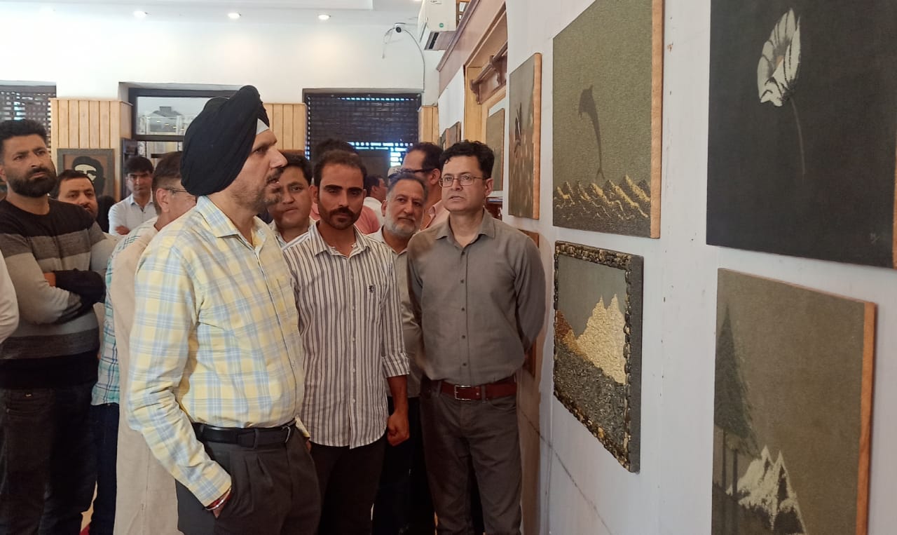 Comm Secy inaugurates Stone Art Exhibition at Srinagar 