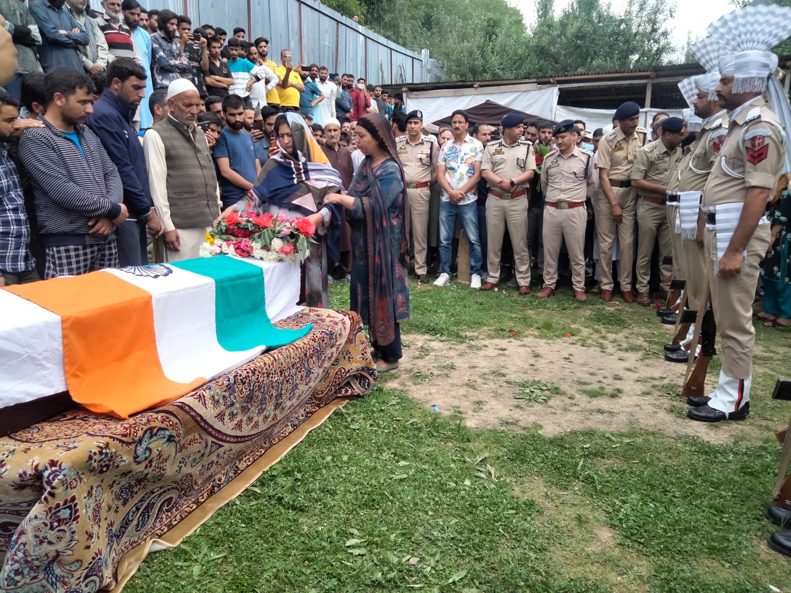 Police pays homage to fallen colleague at Kokernag