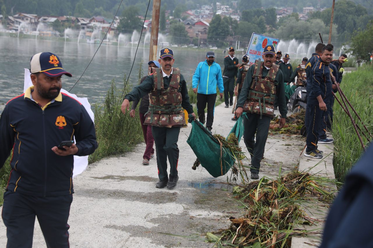 Indian Army, district admin Sgr organise ‘Clean Dal Campaign’