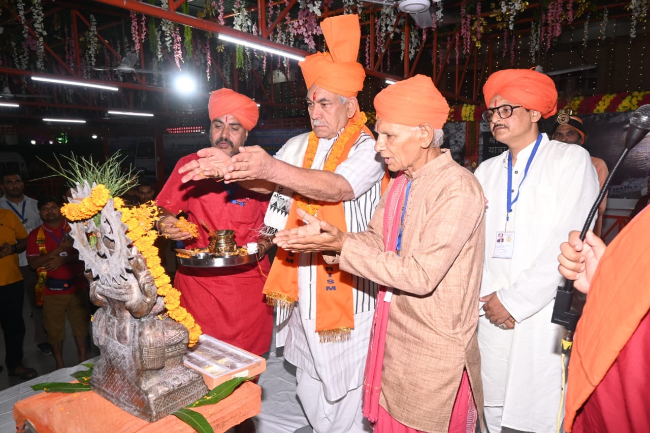 LG flags off first batch of Shri Amarnath Ji pilgrims from Yatri Niwas, Bhagwati Nagar