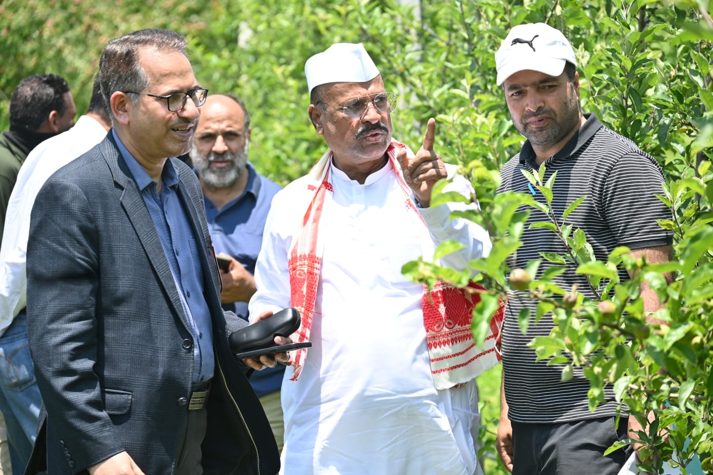 Maharashtra Agriculture Minister visits CoE for Temperate Fruits, Zawoora