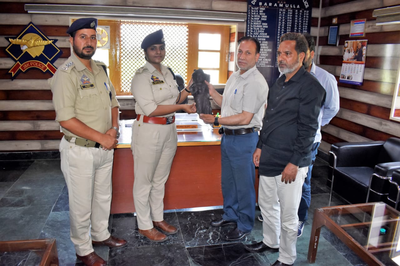 Police hands over old sculpture to Archaeology Deptt in Bla