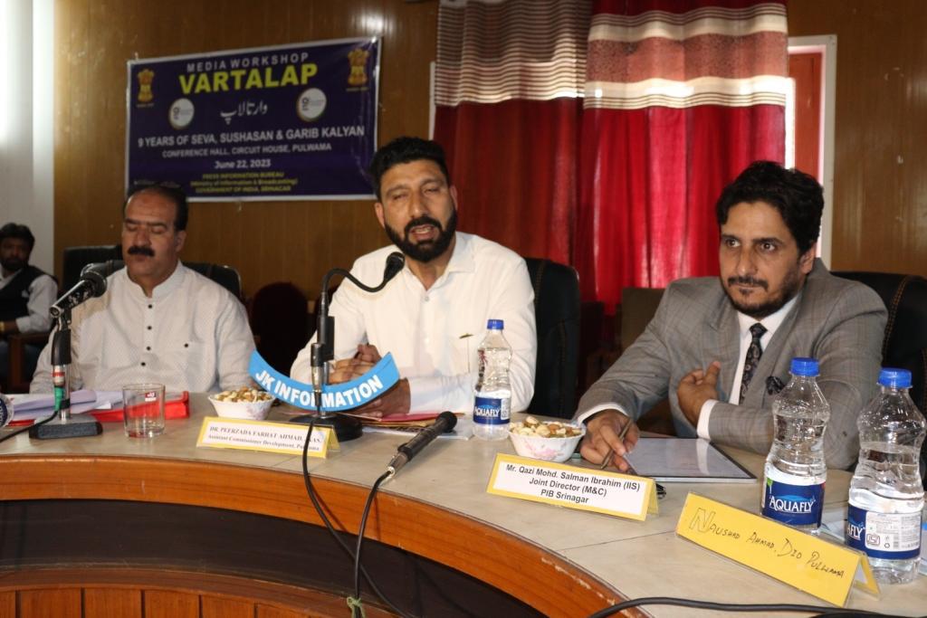 PIB Srinagar organizes media workshop ‘Vartalap’ at Pulwama