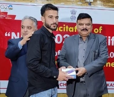 Alok Kumar felicitates NEET qualifiers, 10th/12th class toppers of Kashmir Division