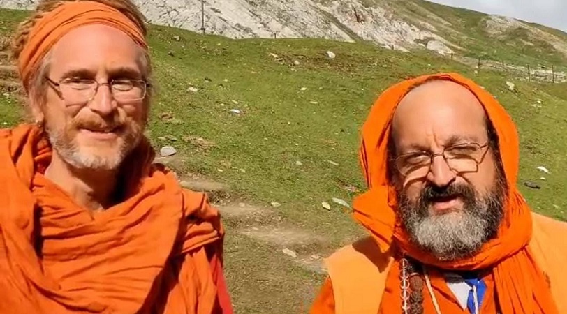 2 American devotees pay obeisance at Amarnath cave shrine