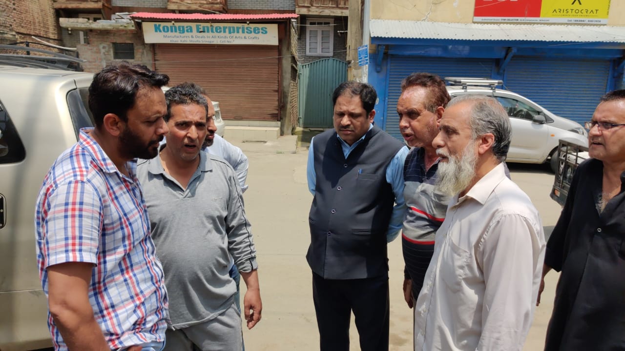 Dy Mayor SMC reviews status of macadamization at Khanqah Moula, Kalashpora