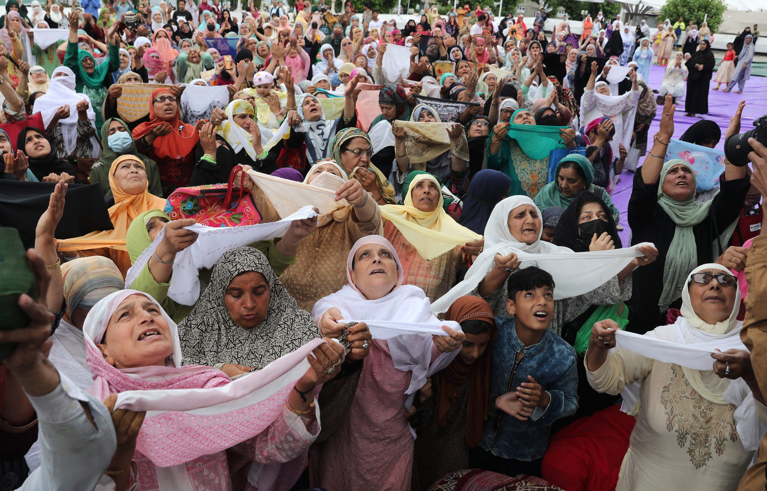Thousands of devotees on Friday congregated at the Dargah Hazratbal shrine to commemorate the martyrdom anniversary of the Fourth Caliph of Islam, Hazrat Usman Ghani (RA)…