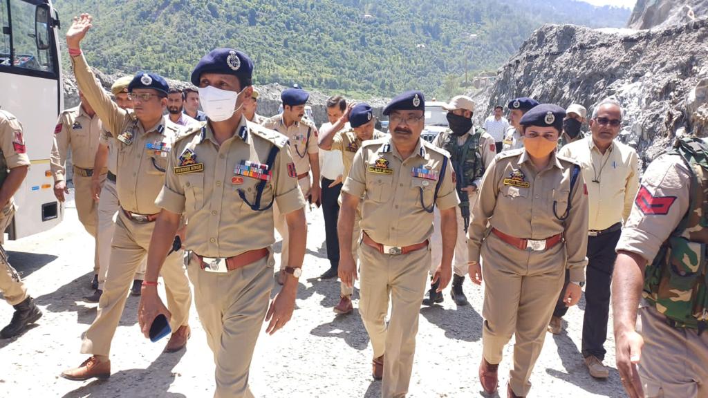 DGP Singh reviews restoration work on Jammu-Srinagar highway