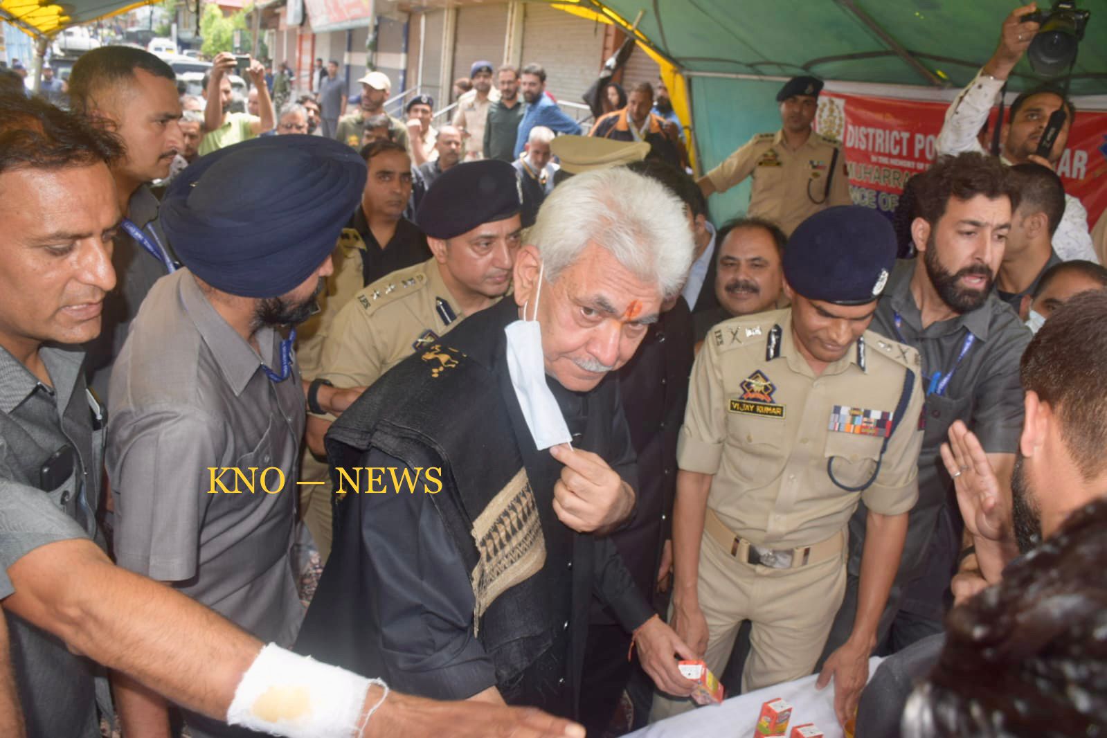 On Ashoora, LG Manoj Sinha pays tributes to Imam Hussain (AS), distributes refreshments among mourners at Bota Kadal