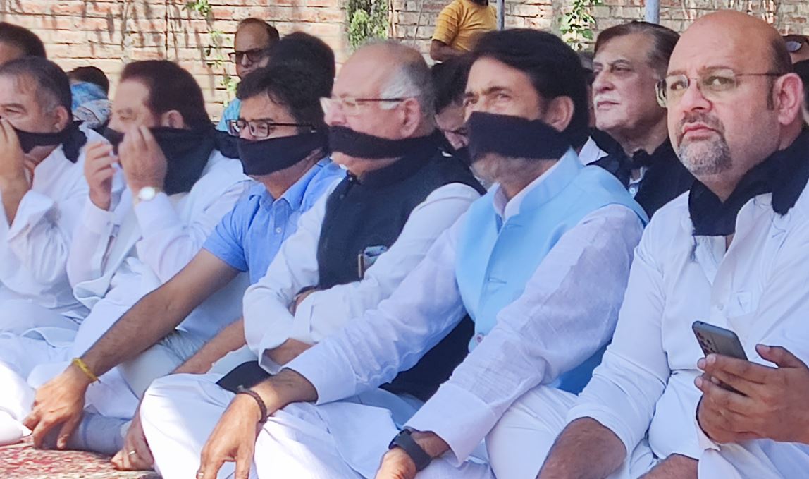 J&K Congress holds ‘silent protest’ to express solidarity with Rahul Gandhi