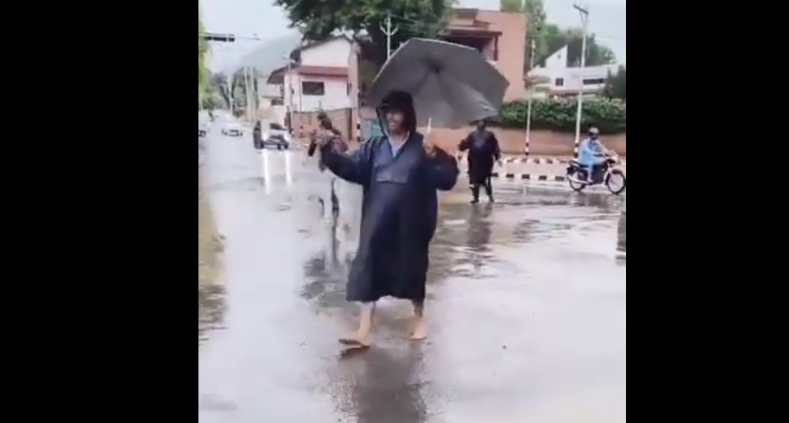 Cop wins praise for managing traffic barefoot amid heavy downpour, waterlogging