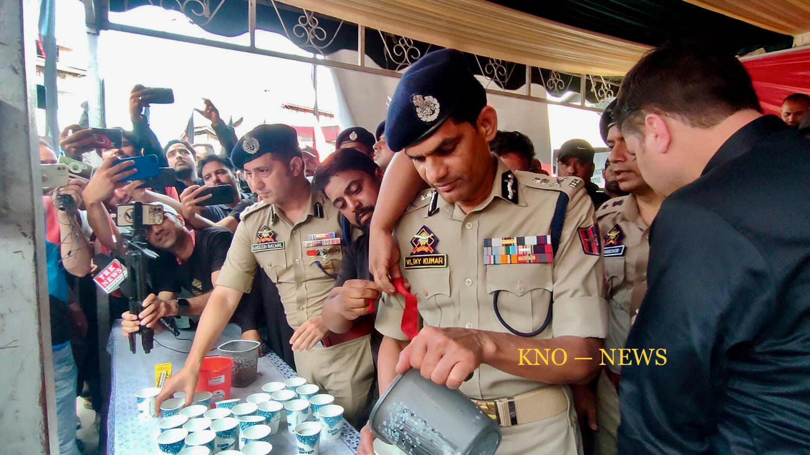 Ashoora: Police installs stalls, distributes refreshment among mourners