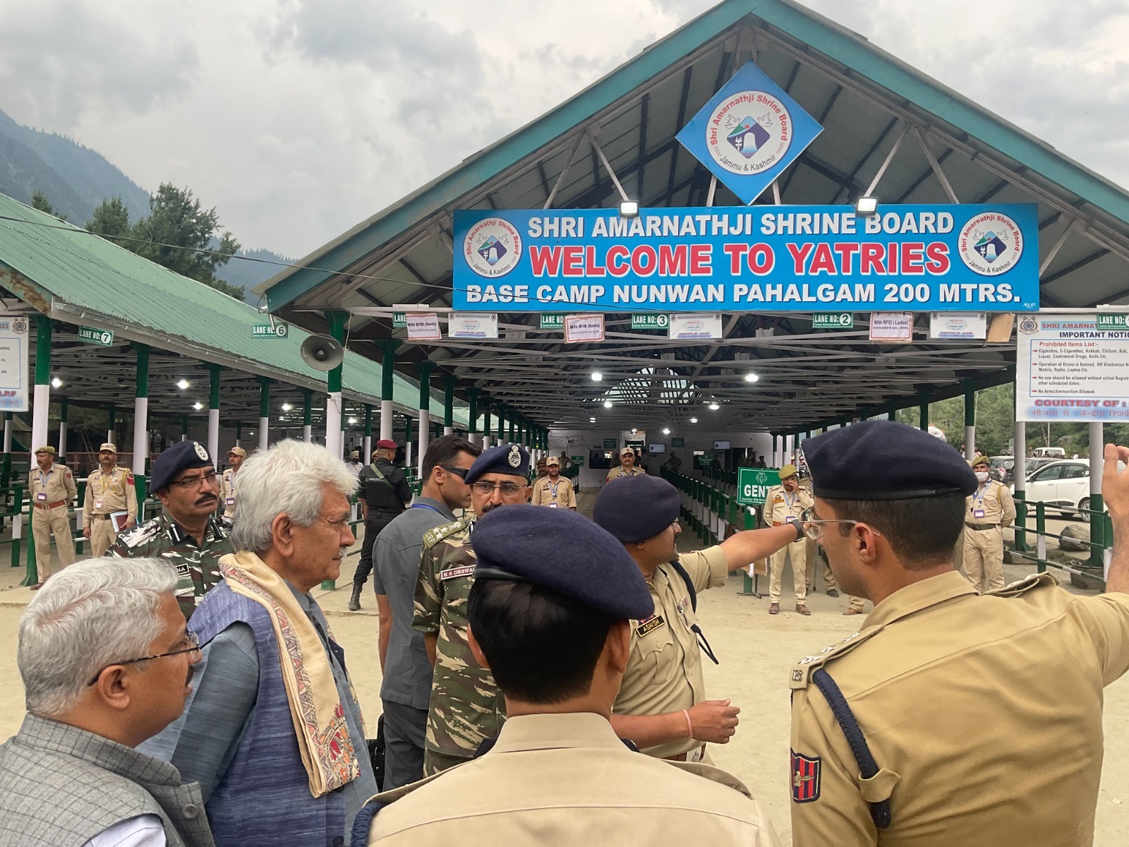 LG visits Nunwan, Chandanwari base camps to see Amarnath Yatra arrangements