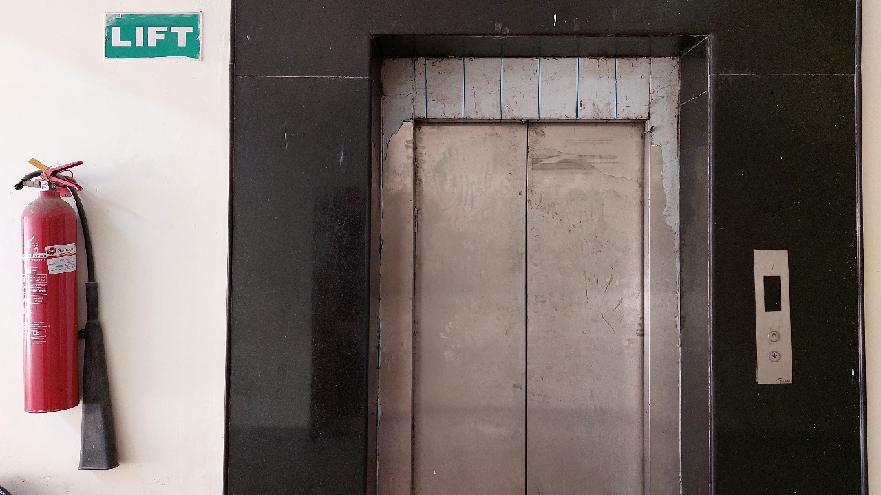 Dysfunctional elevator at Sarai of SMHS Hospital adds to patients’ inconvenience