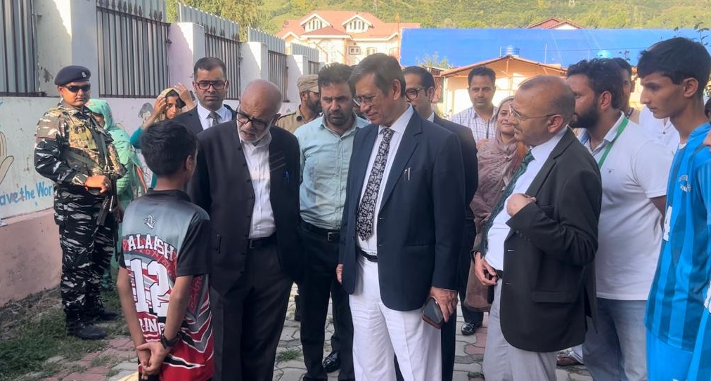 Chief Justice visits child care institutions ‘Palaash’, ‘Pareesha’ at Nishat