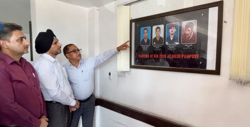 ‘Meri Maati Mera Desh’ campaign: Comm Secy I&C hoists National Flag, unveils ‘Martyrs’ Memorial’ at JKEDI 