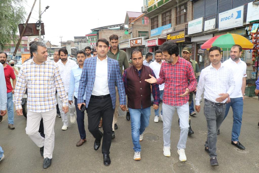 DC Srinagar visits Shahr-e-Khaas to assess the feasibility of establishing a Sunday market